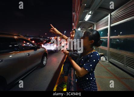 1 luglio 2018 - Matamoros, Messico - 2 luglio 2018 - Matamoros, Messico - Ingrid Perdomo, 18 anni, e suo figlio di 1 anno Jose Luis che guardano una stella, con altri richiedenti asilo dormono sul ponte Gateway International in attesa di attraversare gli Stati Uniti dal lato del Messico. È venuta con il suo compagno Luis Miguel, 32 anni dall'Honduras, dove hanno fatto il difficile viaggio di 3 mesi. Ha detto di essere fuggito nella paura e piange molto con ansia per il suo passato. La sua ex moglie ha iniziato a frequentare un membro della gang e la gang ha incendiato la sua casa uccidendo i suoi due figli all'interno. Fuggì sulle montagne in cerca di sicurezza, dove incontrò Ingrid e loro avevano Foto Stock