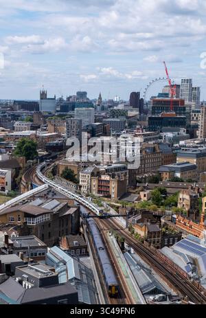 I treni arrivano e partono dalla stazione di London Bridge Foto Stock