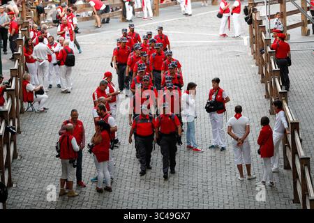 10 luglio 2018 - Foral Police di Navarra davanti a Fuente Ymbro che combatte tori sulla quarta bullrun del festival di San Fermin a Pamplona, nel nord della Spagna, il 10 luglio 2018. - Ogni giorno alle 8 di mattina centinaia di persone corrono con sei tori, caricandosi lungo un tortuoso percorso di 848 metri (più di 800 metri) attraverso stradine strette fino all'anello dei toro della città, dove gli animali vengono uccisi in una corrida o corrida, durante questo festival risalente al medioevo e caratterizzato anche processioni religiose, danze popolari, concerti e bevande 24 ore su 24. (Immagine di credito: © Oscar J. Barroso/AFP7 via ZUMA Wire) Foto Stock