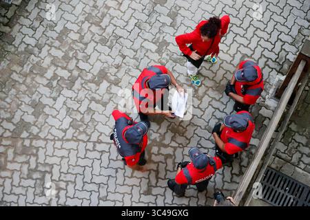 10 luglio 2018 - Foral Police di Navarra davanti a Fuente Ymbro che combatte tori sulla quarta bullrun del festival di San Fermin a Pamplona, nel nord della Spagna, il 10 luglio 2018. - Ogni giorno alle 8 di mattina centinaia di persone corrono con sei tori, caricandosi lungo un tortuoso percorso di 848 metri (più di 800 metri) attraverso stradine strette fino all'anello dei toro della città, dove gli animali vengono uccisi in una corrida o corrida, durante questo festival risalente al medioevo e caratterizzato anche processioni religiose, danze popolari, concerti e bevande 24 ore su 24. (Immagine di credito: © Oscar J. Barroso/AFP7 via ZUMA Wire) Foto Stock