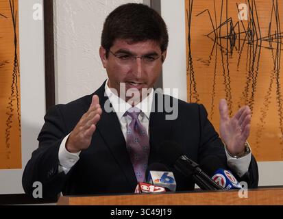 11 luglio 2010 - FL, Stati Uniti - l'avvocato Solomon Radner, che rappresenta Audrey Diaz, senior di Marjory Stoneman Douglas durante le riprese di febbraio, parla durante una conferenza stampa al Fort Lauderdale Marriott mercoledì 11 luglio 2018 a for Lauderdale, Flag. (Immagine di credito: © Joe Cavaretta/TNS via ZUMA Wire) Foto Stock