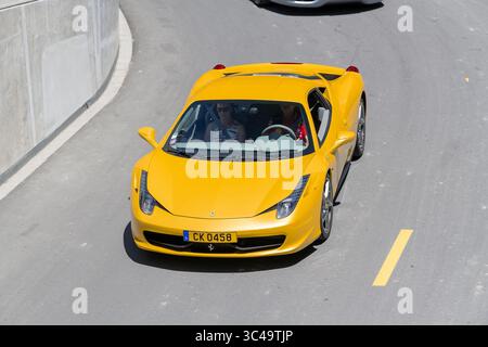 Wickrange, Lussemburgo - Vista su una Ferrari 458 Italia gialla che guida su una strada vista dall'alto. Foto Stock