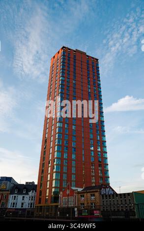 Un moderno grattacielo perfora lo skyline serale del centro di Birmingham, in Inghilterra. Foto Stock