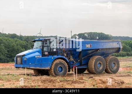 Hambach, Francia - Vista su un dumper articolato blu CAT 745 per lavori in terra in cantiere. Foto Stock