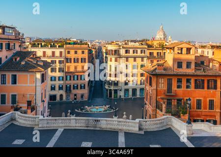 Vista dalla cima della scalinata di Piazza di Spagna con fontana ed edifici storici, la città di Roma, Italia. Architettura italiana Foto Stock