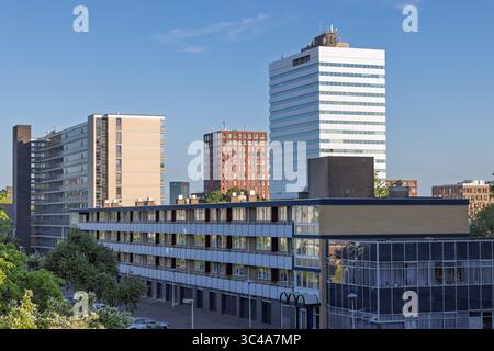 Un moderno skyline urbano caratterizzato da un alto e prominente edificio bianco, vari blocchi di appartamenti ed edifici inferiori, Kanaleneiland Utrecht, Paesi Bassi. Foto Stock