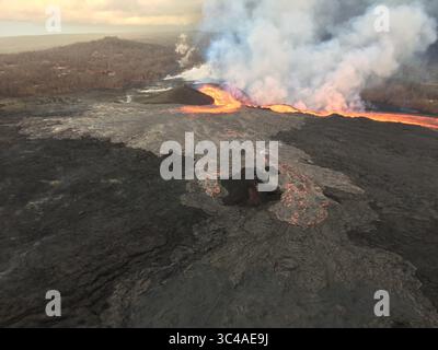 15 luglio 2018 - Hawaii, Stati Uniti - Vista della fessura 8 che guarda verso ovest. Il canale di lava aperto in alto a destra conduce all'oceano; quando la foto è stata scattata questa mattina presto, quasi tutta la lava che eruttava dalla fessura 8 era nel canale. Qualche lava si stava riversando verso est per formare un flusso che lentamente avanzava (primo piano centrale) in cima ai precedenti flussi lavici. Questo flusso si è bloccato entro ore. (Immagine di credito: © USGS/ZUMA Wire/ZUMAPRESS.com) Foto Stock