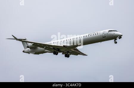 Zurigo, Svizzera, 20 aprile 2025: Una Mitsubishi CRJ-1000 di CityJet è in fase di avvicinamento finale alla pista dell'aeroporto di Zurigo. Registrazione EI-HIB (e. Foto Stock