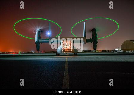 8 luglio 2018 - posizione non rivelata - un MV-22 Osprey con Marine Medium Tilt-Rotor Squadron 164 caricato con Marines attaccati al 3rd Battalion 7th Marine Regiment prepararsi ad eseguire un recupero tattico di aerei e personale (TRAP) esercitazione Julyy 8, 2018. L'esercitazione simulava il salvataggio di due piloti abbattuti in un ambiente notturno. (Immagine di credito: © US Marine Corps/DOD via ZUMA Wire/ZUMAPRESS.com) Foto Stock