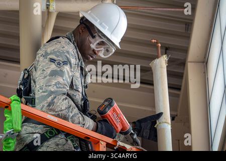 13 luglio 2018 - Nellis Air Force base, Nevada, Stati Uniti - Airman 1st Class Johnathan Daniels, Heating, Ventilation, Air Conditioning/Refrigeration and Control Technician assegnato al 99th Civil Engineer Squadron, ripara un tubo d'acqua rotto in una struttura di manutenzione 57th sulla Nellis Air Force base. I tecnici HVAC sono responsabili della manutenzione, della riparazione e delle operazioni di 661 strutture in Nellis, Creech Air Force base e Nevada test and Training Range. (Immagine di credito: © US Air Force/DOD via ZUMA Wire/ZUMAPRESS.com) Foto Stock