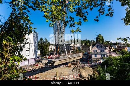 Kloten, Svizzera, 12 luglio 2025: Con una gru cingolata Liebherr LR 1750/2, il ponte stradale Schaffhauserstrasse di 100 anni verrà demolito a poppa Foto Stock