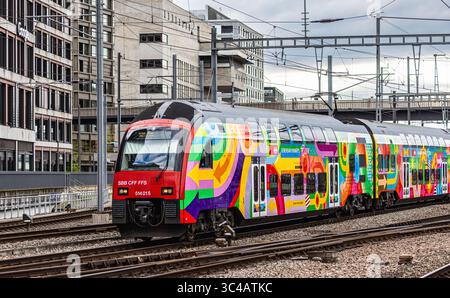 Zurigo, Svizzera, 18 aprile 2025: Una nuova S-Bahn di Zurigo (FFS Rabe 514) arriva alla stazione centrale di Zurigo. Il treno ha una livrea speciale. (Foto di Andre Foto Stock