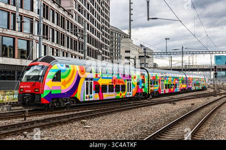 Zurigo, Svizzera, 18 aprile 2025: Una nuova S-Bahn di Zurigo (FFS Rabe 514) arriva alla stazione centrale di Zurigo. Il treno ha una livrea speciale. (Foto di Jonas Foto Stock