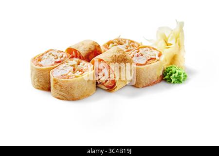 Sushi panini preparati al momento con omelette, salmone, carne di granchio e formaggio spalmabile, guarniti con zenzero sottaceto e wasabi Foto Stock