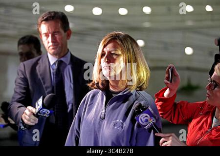 24 aprile 2018 - West Palm Beach, Florida, Stati Uniti - il sindaco di Boca Raton Susan Haynie esce dalla prigione della contea di Palm Beach martedì 24 aprile 2018 a West Palm Beach, Flag. (Immagine di credito: © John McCall/TNS via ZUMA Wire) Foto Stock