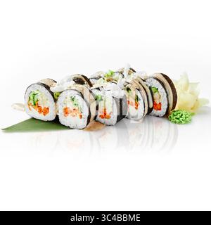 Sushi vegani preparati al momento, ripieni di verdure colorate e formaggio cremoso, sono splendidamente presentati su una foglia di bambù Foto Stock