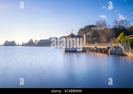 Lago Massaciuccoli, molo con gazebo o molo all'alba. Torre del Lago Puccini, Versilia, provincia di Lucca, regione Toscana, Italia, Europa. Esposizione lunga Foto Stock