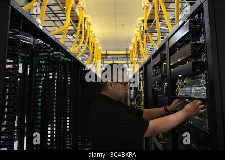 10 luglio 2018 - Chicago, il, Stati Uniti - Rene Martinez, un tecnico delle operazioni tecniche dei data center, aiuta un cliente a fornire connettività martedì 10 luglio 2018 presso il data center QTS, precedentemente stabilimento di stampa Sun-Times, 2800 S. Ashland Ave. A Chicago, Illinois (immagine di credito: © Antonio Perez/TNS via ZUMA Wire) Foto Stock