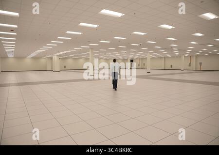 10 luglio 2018 - Chicago, Illinois, USA - Toby Hallmer, direttore del sito Quality Technology Services, esplora 40.000 metri quadrati di spazio libero destinato all'uso futuro presso il data center, ospitato nell'ex stabilimento di stampa del Sun-Times, martedì 10 luglio 2018. (Immagine di credito: © Antonio Perez/TNS via ZUMA Wire) Foto Stock