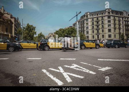 28 luglio 2018 - Barcellona, Catalogna, Spagna - i tassisti bloccano un incrocio nevralgico nel centro di Barcellona per protestare contro il crescente uso dei servizi di trasporto che considerano una concorrenza sleale durante uno sciopero illimitato. (Immagine di credito: © Matthias Oesterle via cavo ZUMA) Foto Stock