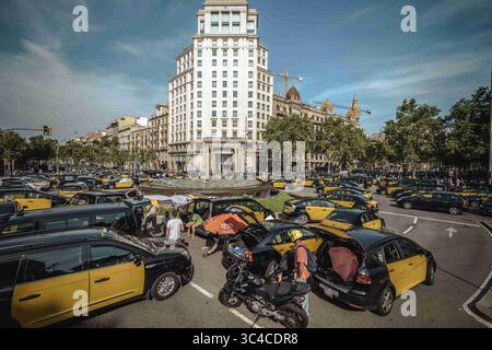 28 luglio 2018 - Barcellona, Catalogna, Spagna - i tassisti bloccano un incrocio nevralgico nel centro di Barcellona per protestare contro il crescente uso dei servizi di trasporto che considerano una concorrenza sleale durante uno sciopero illimitato. (Immagine di credito: © Matthias Oesterle via cavo ZUMA) Foto Stock