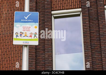 Un cartello "Rookvrij" (non fumatori) in olandese, con un segno di spunta e bambini felici, che indica un'area non fumatori nei Paesi Bassi. Utrecht, Paesi Bassi Foto Stock