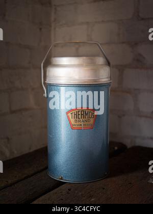 Matraccio Thermos grande vecchio. Matraccio sottovuoto per mantenere cibi e bevande caldi o freddi Foto Stock