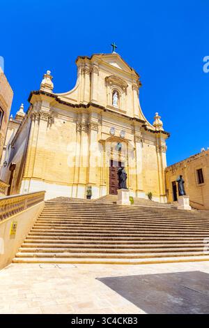 Esterno della cattedrale barocca dell'assunzione nella Cittadella di Vittoria, Gozo, Malta Foto Stock