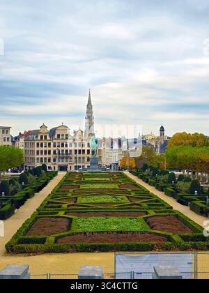 Vista sopraelevata del giardino del Mont des Arts con edifici storici e la guglia del municipio di Bruxelles in lontananza, Belgio. Foto Stock