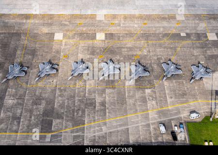 9 luglio 2018 - Yokota Air base, Tokyo, Giappone - otto F-22 Raptor della Joint base Elmendorf-Richardson, Alaska, siedono sulla flightline, Julyy 9, 2018, alla Yokota Air base, Giappone, dopo essere stati evacuati da Kadena AB, Giappone, a causa del tifone Maria. (Immagine di credito: © U.S. Air Force/ZUMA Wire/ZUMAPRESS.com) Foto Stock