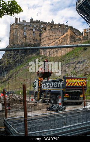 Lavori stradali a Johnston Terrace con il castello di Edimburgo sullo sfondo. Foto Stock