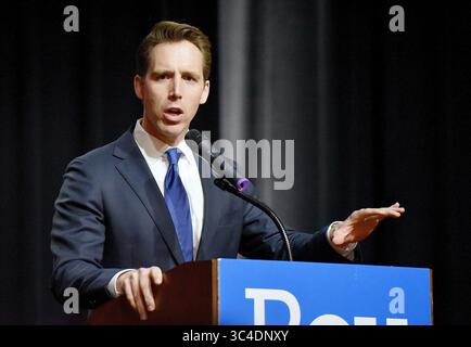 9 novembre 2016 - Springfield, MO, USA - il procuratore generale del Missouri Josh Hawley fa il suo discorso di accettazione il 9 novembre 2016 a Springfield, Mo. Martedì 7 agosto 2018, si assicurò la nomina repubblicana per affrontare il senatore democratico Claire McCaskill a novembre. (Immagine di credito: © John Sleezer/TNS tramite filo ZUMA) Foto Stock