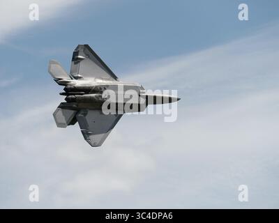 10 giugno 2018 - Niagara Falls, New York, USA - Major Paul Lopez, un pilota di F-22 Raptor assegnato all'F-22 Raptor Demonstration Team, esegue un volo dimostrativo durante lo spettacolo aereo Thunder of Niagara 2018 presso la Niagara Falls Air Reserve Station, N.Y., Junee 10, 2018. La performance della Raptor fu uno degli eventi principali dello show aereo che si svolse il 9-10, 2018. (Immagine di credito: © U.S. Air Force/ZUMA Wire/ZUMAprilESS.com) Foto Stock