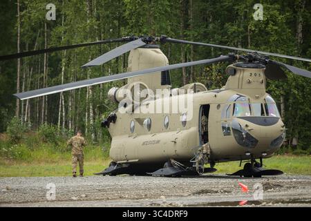 6 agosto 2018 - USA - Un elicottero Chinook dell'esercito americano CH-47 da Fort Wainwright si trova all'aeroporto di Talkeetna lunedì 6 agosto 2018. Due degli elicotteri da trasporto pesante sono stati messi a disposizione per assistere nelle operazioni di ricerca e recupero di un K2 Aviation de Havilland Beaver che si è schiantato durante un volo di sabato vicino a Denali. (Immagine di credito: © Loren Holmes/TNS via cavo ZUMA) Foto Stock