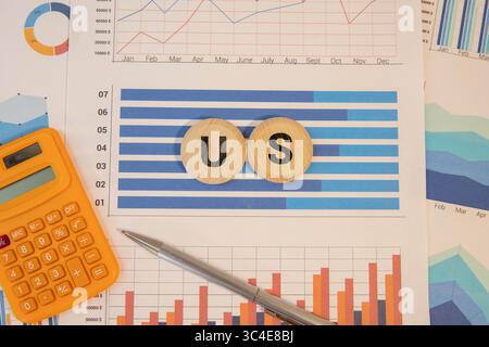 Icona del tipo di comunicazione su cerchio di legno. Contattaci o la hotline dell'assistenza clienti People CONNECT. Foto Stock