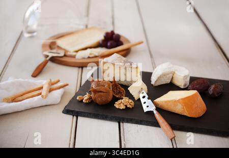 Formaggi gourmet assortiti con frutta e noci Foto Stock