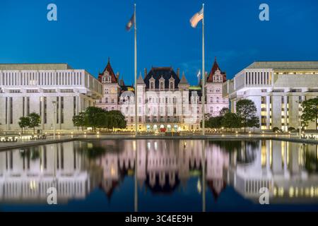 Il New York State Capitol Building, terminato nel 1899, si affaccia sul nuovo Empire State Plaza, Albany, New York, USA. Foto Stock