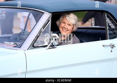 8 agosto 2018 - Michigan, mi, Stati Uniti - Gail Wise, 76, di Park Ridge, Illinois, è il primo acquirente di una Ford Mustang e siede nella Mustang 1964 che ha acquistato il 15 aprile 1964. Lei e l'auto sono alla sede mondiale della Ford a Dearborn per celebrare la costruzione di 10.000.000 Mustang il mercoledì 8 agosto 2018. (Immagine di credito: © Detroit Free Press via ZUMA Wire) Foto Stock