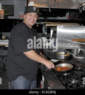 FORT LAUDERDALE, FL - 14 OTTOBRE: (COPERTURA ESCLUSIVA) Fat Joe (L) ha un po' di divertimento in cucina con lo chef e proprietario Steve Martorano (R) del famosissimo Cafe Martorano a Fort Lauderdale il 14 ottobre 2008 a Fort Lauderdale, Florida... persone: FAT Joe (immagine di credito: © SMG via ZUMA Wire) Foto Stock