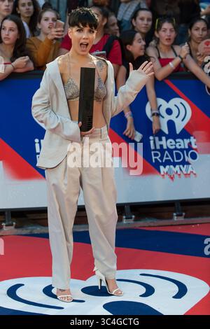 26 agosto 2018 - Toronto, Ontario, Canada - Halsey â€“ Performer, candidata per il miglior artista pop o gruppo e fan Fave Artist, cantautore e attrice americana sul Red carpet all'He 2018 iHeartRadio Much Music Video Awards dal MuchMusic HQ di Toronto, Canada. (Immagine di credito: © Darren Eagles/ZUMA Wire) Foto Stock