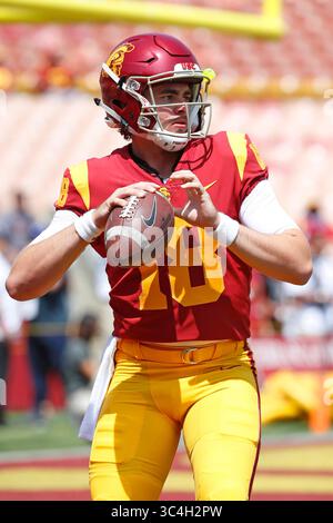 1 settembre 2018 il quarterback degli USC Trojans JT Daniels #18 in azione prima della partita di football tra gli USC Trojans e gli UNLV Rebels al Los Angeles Coliseum di Los Angeles, California. Charles Baus/CSM(immagine di credito: &Copy; Charles Baus/CSM tramite cavo ZUMA) Foto Stock
