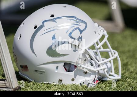 1 settembre 2018: Un casco bianco Houston Cougars con il logo della testa cougar d'argento si trova a bordo campo durante il secondo quarto di una partita di football NCAA tra gli Houston Cougars e i Rice Owls al Rice Stadium di Houston, Texas. Houston ha vinto la partita 45 a 27...Trask Smith/CSM(Credit Image: &Copy; Trask Smith/CSM via ZUMA Wire) Foto Stock