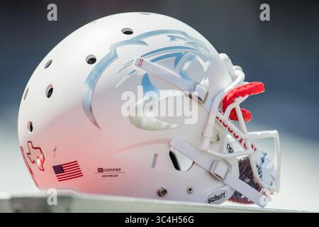 1 settembre 2018: Un casco bianco Houston Cougars con il logo della testa cougar d'argento si trova a bordo campo durante il secondo quarto di una partita di football NCAA tra gli Houston Cougars e i Rice Owls al Rice Stadium di Houston, Texas. Houston ha vinto la partita 45 a 27...Trask Smith/CSM(Credit Image: &Copy; Trask Smith/CSM via ZUMA Wire) Foto Stock