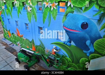 31 agosto 2018 - St. Petersburg, Florida, Stati Uniti - SCOTT KEELER | Times.l'artista murale Derek Donnelly, Pinellas Park, completa un murale al Sirata Beach Resort, St. Pete Beach, venerdì 31 agosto 2018. Il lavoro murale fa parte di una ristrutturazione da 15 milioni di dollari per l'azienda. Donnelly ha detto che il murale, che presenta una lucertola di geco e piante tropicali, gli ha impiegato una settimana per completarlo. Il murale si trova vicino alla spiaggia in uno spazio per eventi attualmente in fase di costruzione. (Immagine di credito: © Scott Keeler/Tampa Bay Times tramite ZUMA Wire) Foto Stock