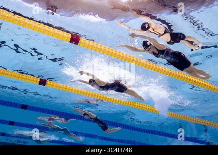 Singapore. 28 luglio 2025. Summer McIntosh (2° R) del Canada e Alex Walsh (1° R) degli Stati Uniti gareggiano durante la finale individuale femminile di 200 m di nuoto ai Campionati mondiali di nuoto a Singapore, 28 luglio 2025. Crediti: Wu Zhizun/Xinhua/Alamy Live News Foto Stock