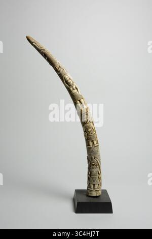 Zuppa d'avorio intagliata di arte tribale africana Foto Stock