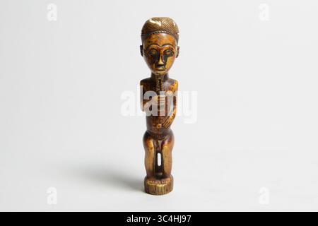 Figura maschile seduto in avorio intagliato con arte tribale africana Foto Stock