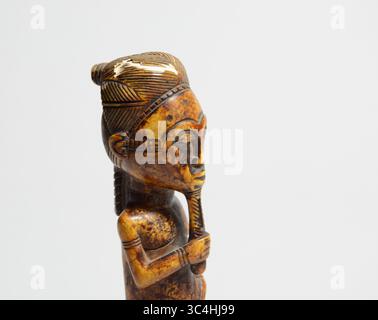 Figura maschile seduto in avorio intagliato con arte tribale africana Foto Stock