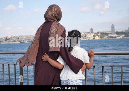 Vista dello skyline della città dal lungomare con madre e bambino Foto Stock
