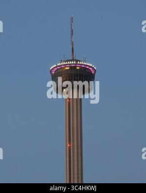 Tower of the Americas a Hemisfair Park, San Antonio, Texas, USA, vista dal basso durante una serata limpida. Foto Stock